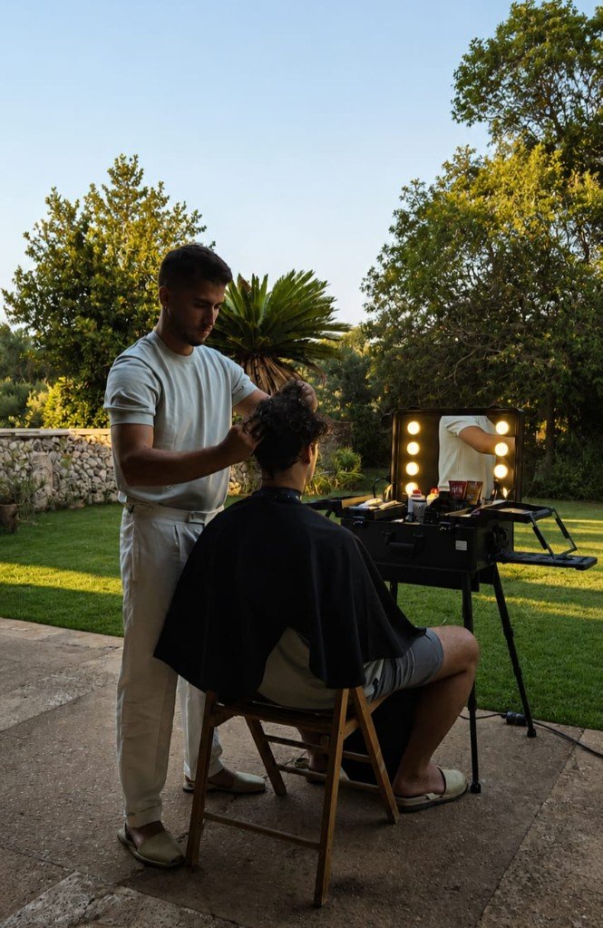 Barbero privado trabajando en el jardín de una residencia en Menorca